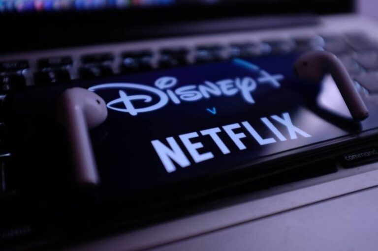 Iphone,11,Pro,With,The,Netflix,Logo,,Inc.,And,Disney