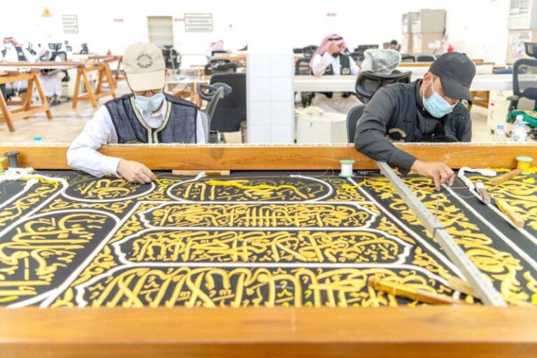 فنيان سعوديان أثناء أعمال التطريز.
