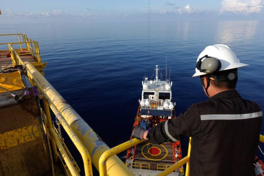 Worker,Watch,Cargo,Being,Loaded,From,Oil,And,Gas,Platform