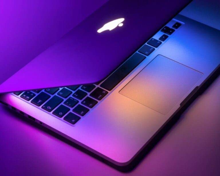 Macbook,Pro,(air),Laptop,Sitting,On,The,Desk,In,A