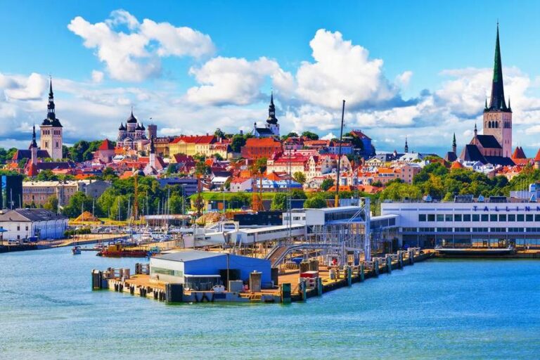 Scenic,Summer,View,Of,The,Old,Town,Architecture,And,Sea