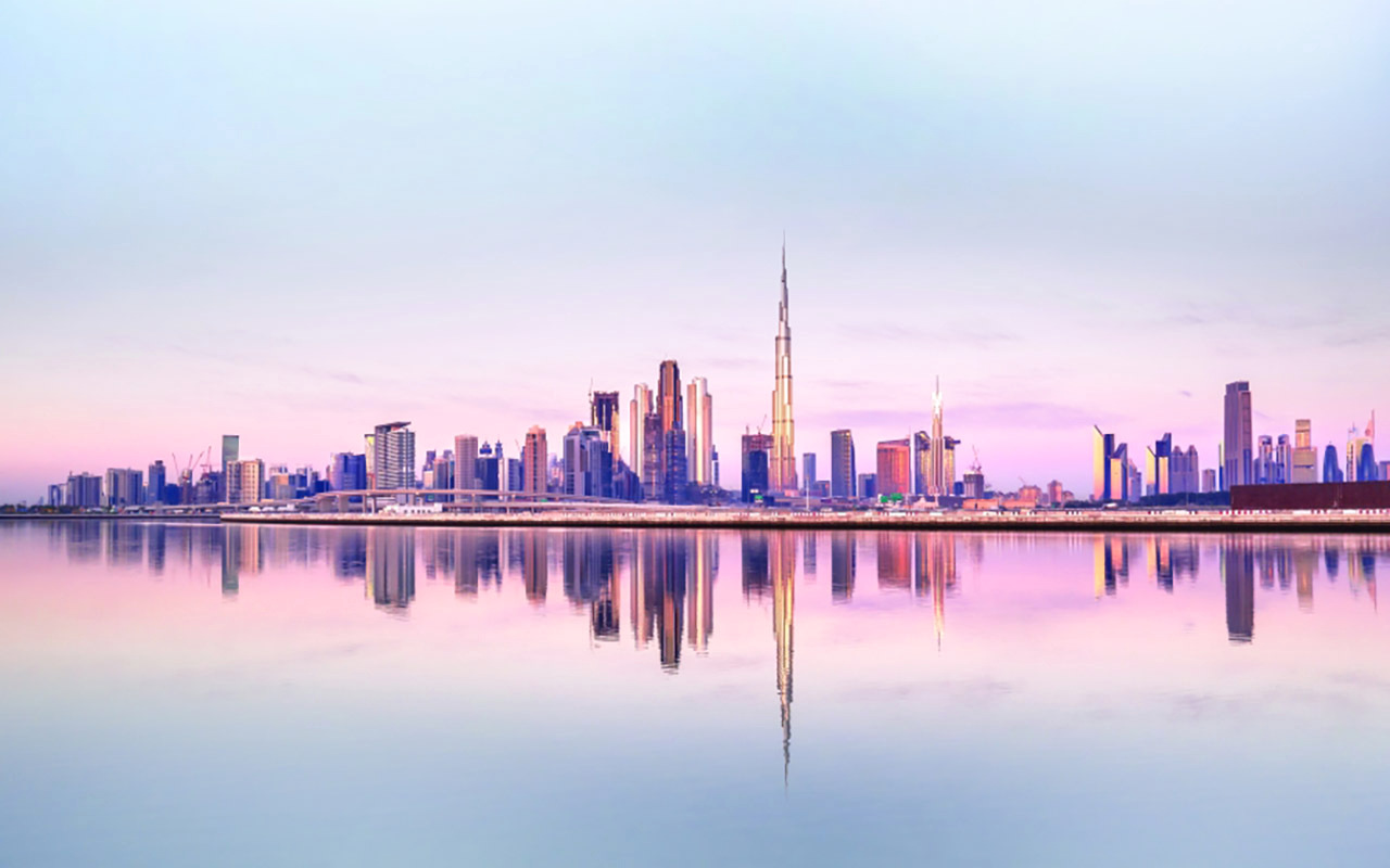 Beautiful,Colorful,Sunrise,Lighting,Up,The,Skyline,And,The,Reflection