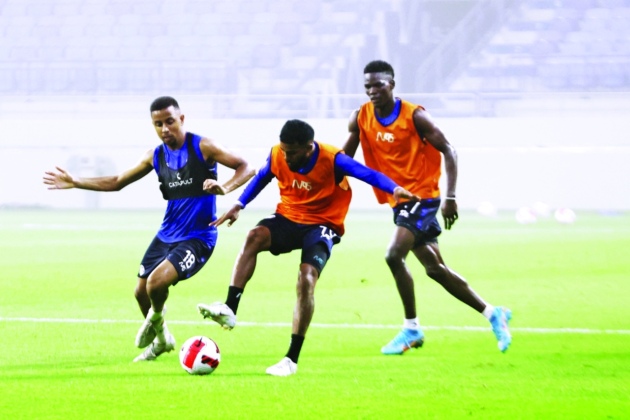 تدريبات فريق الاول نادي النصر كرة القدم بحضور قدام اللاعبين والاداريين و مشجعين نادي النصر ـ دبي،آغسطس،14 ،2022 ،تصوير غلام كاركر