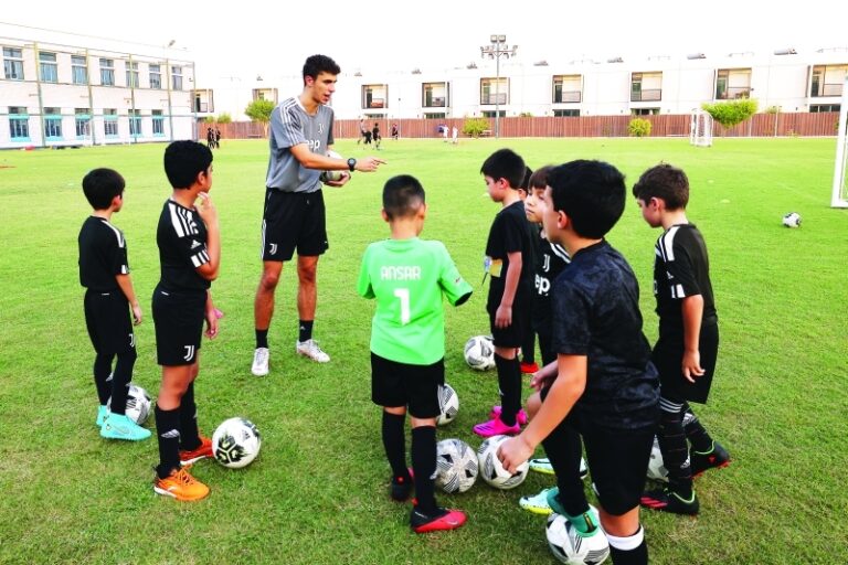 تدريبات كرة القدم للناشئين في أكاديمية يوفنتوس أم سقيم شارع الثنية.سبتمبر،27 ،2022 .تصوير غلام كاركر