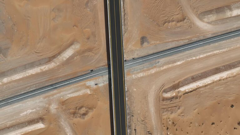 "الاتحاد للقطارات" تنجز أعمال مد قضبان السكك الحديدية للمسار الرئيسي في الشارقة ورأس الخيمة.