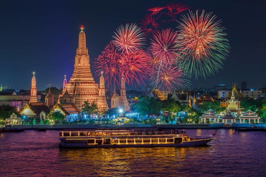 Wat arun and cruise ship in night time under new year celebratio