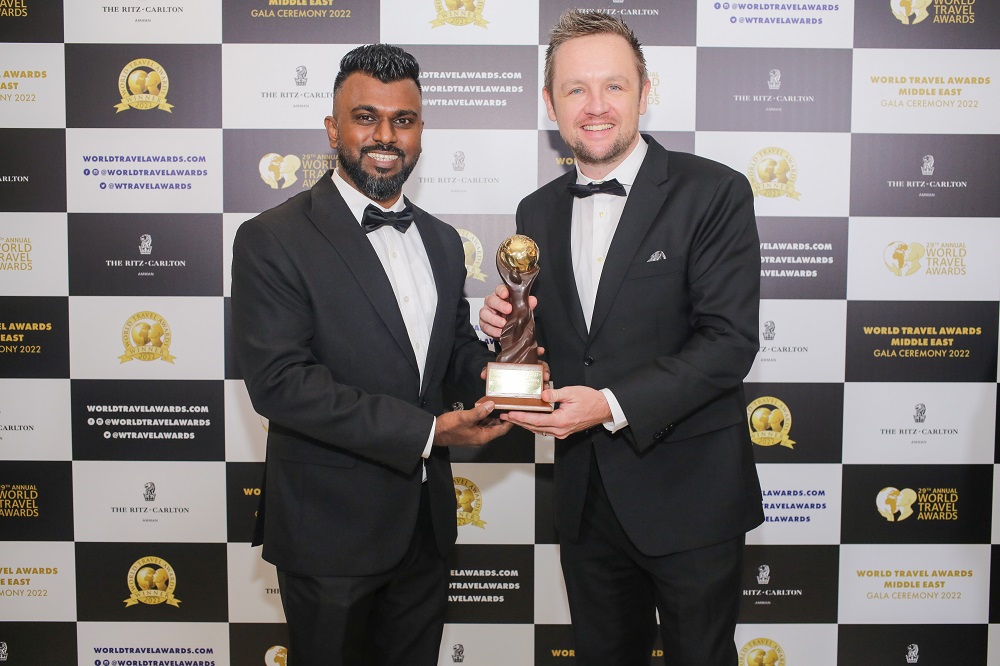 Dominic Hagerty accepts award on behalf of AVIS UAE for Leading Car Rental Company by World Travel Awards (2)