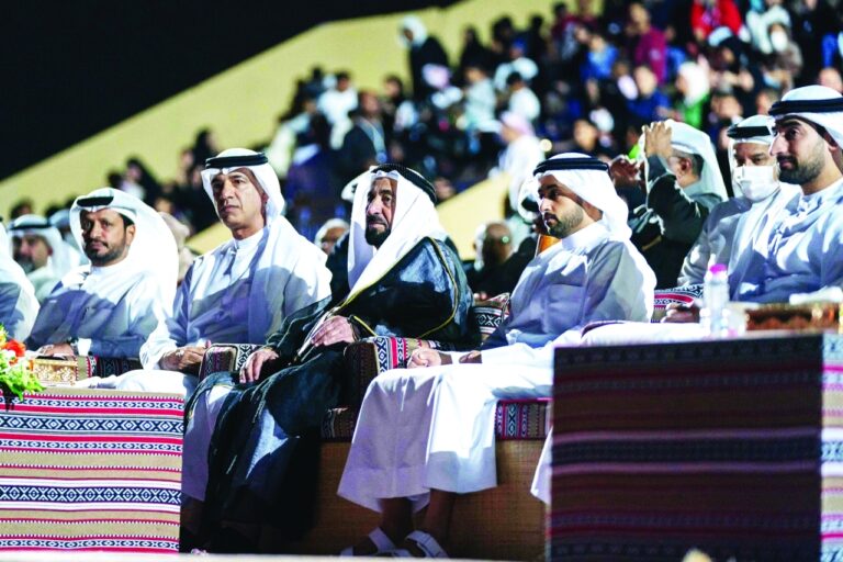 سلطان القاسمي يفتتح النسخة السادسة من مهرجان الشارقة للمسرح الصحراوي.