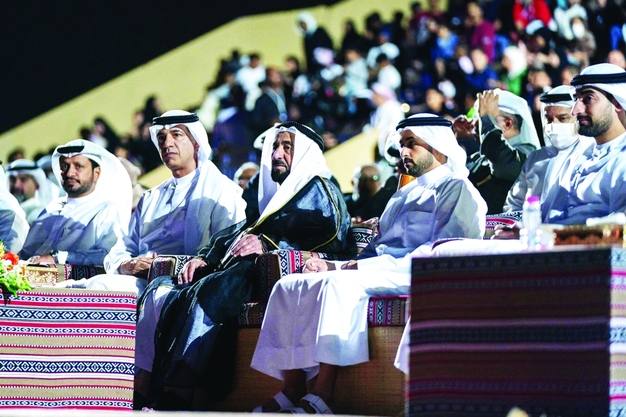 سلطان القاسمي يفتتح النسخة السادسة من مهرجان الشارقة للمسرح الصحراوي.