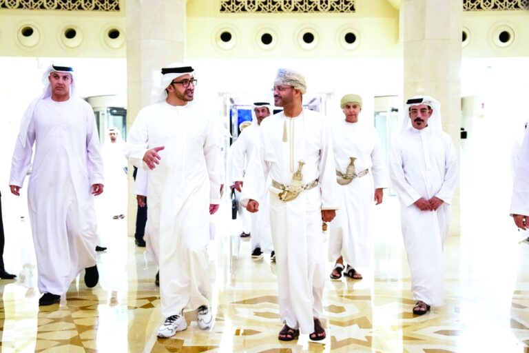عبدالله بن زايد يلتقي وزير خارجية عُمان في مسقط.