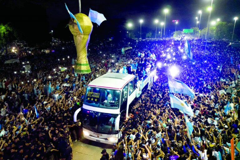 ARGENTINA-FBL-WC-2022-ARRIVAL-FANS