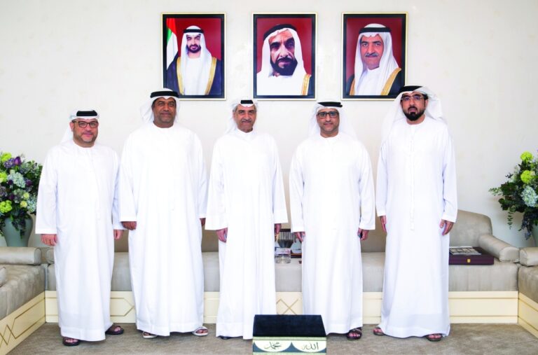 حاكم الفجيرة يستقبل فريق الأرشيف والمكتبة الوطنية ويطلع على مشاريعه وأهدافه.