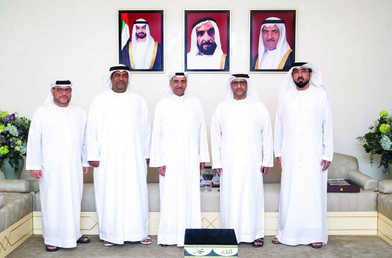 حاكم الفجيرة يستقبل فريق الأرشيف والمكتبة الوطنية ويطلع على مشاريعه وأهدافه.