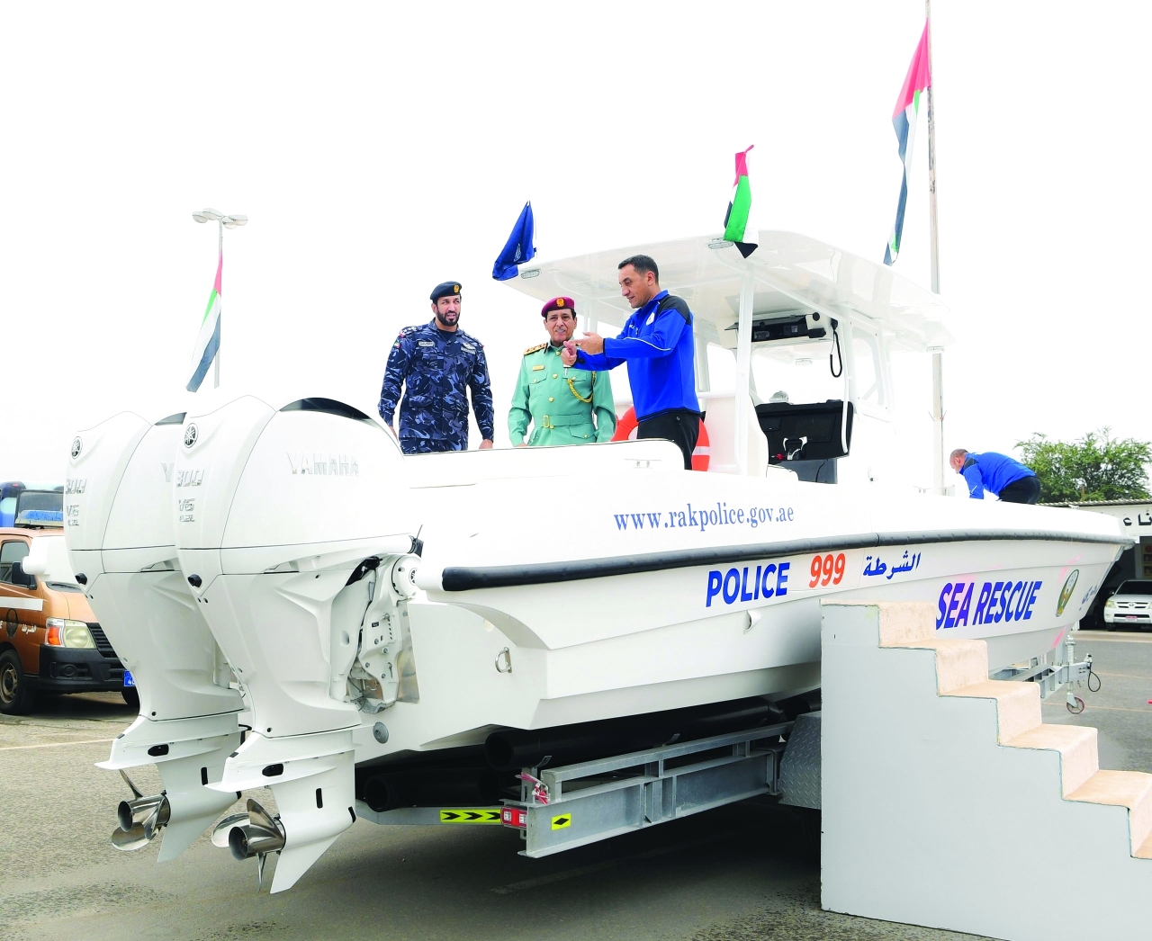 قائد عام شرطة رأس الخيمة يدشن زورق بحث وإنقاذ حديثا.