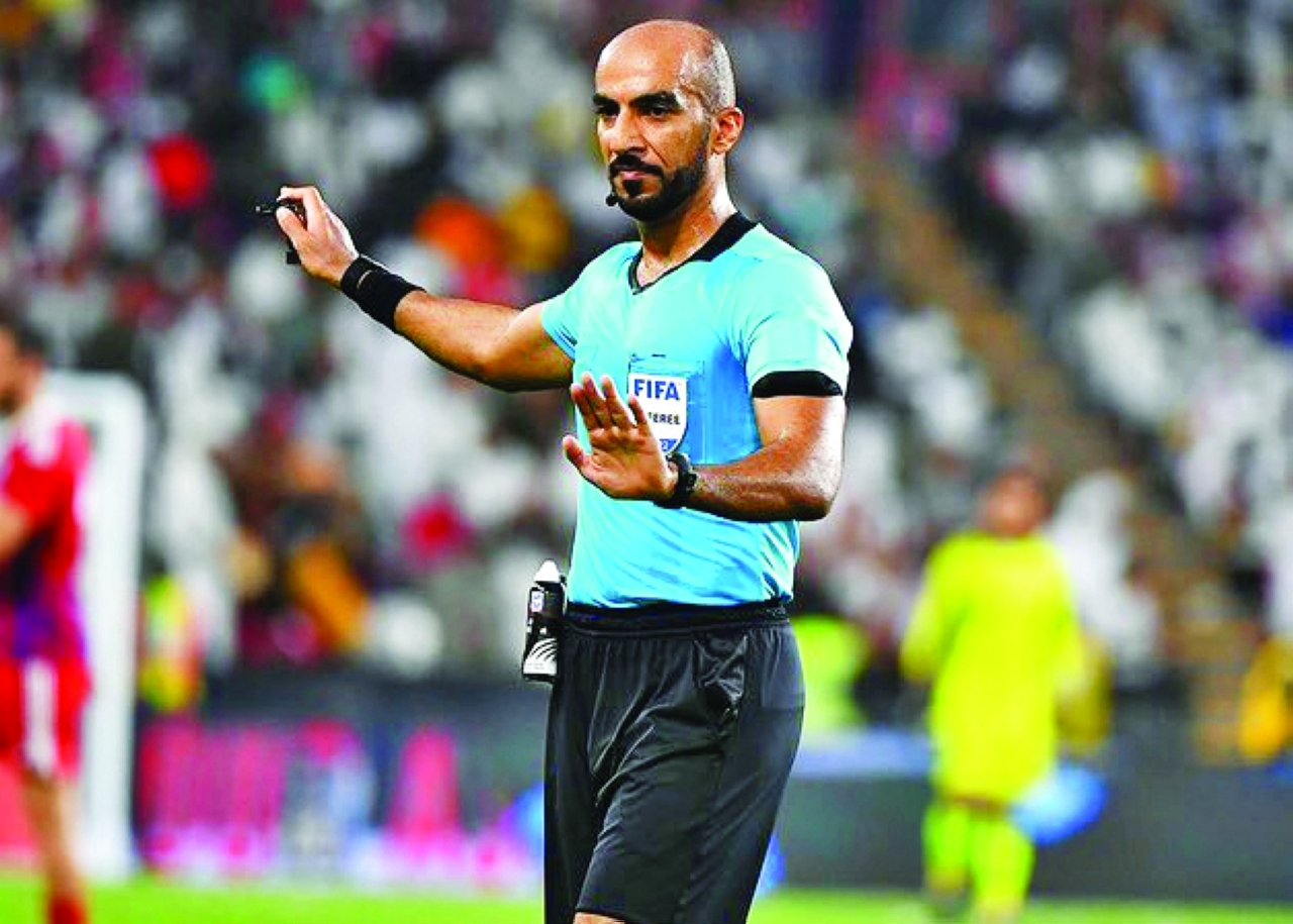 الحكم الإماراتي عادل النقبي يدير باقتدار مباراة العراق والسعودية في "خليجي 25".