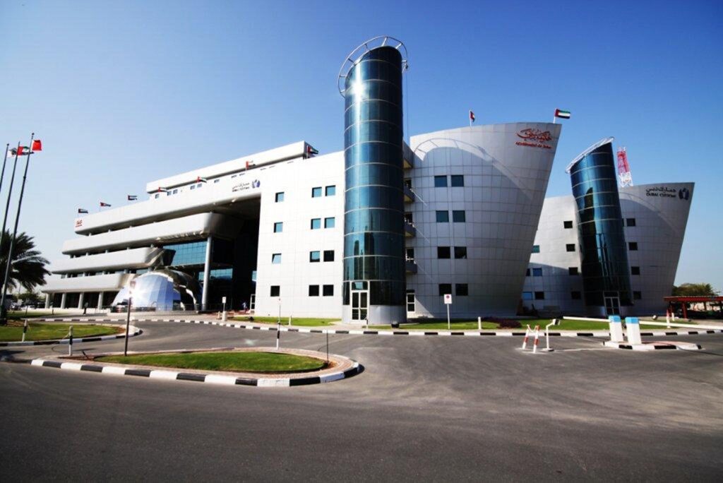 مركز جمارك بريد الامارات يتعامل مع 1880880طردا خلال 2022 .