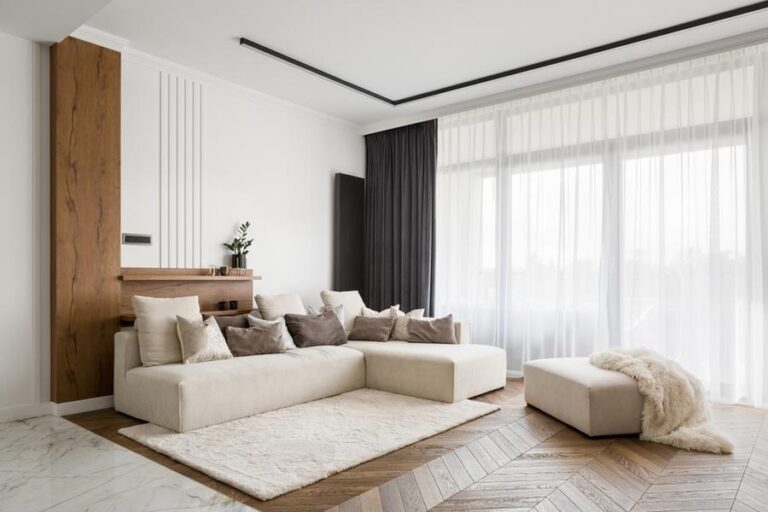 Elegant,And,Comfortable,Designed,Living,Room,With,Big,Corner,Sofa,