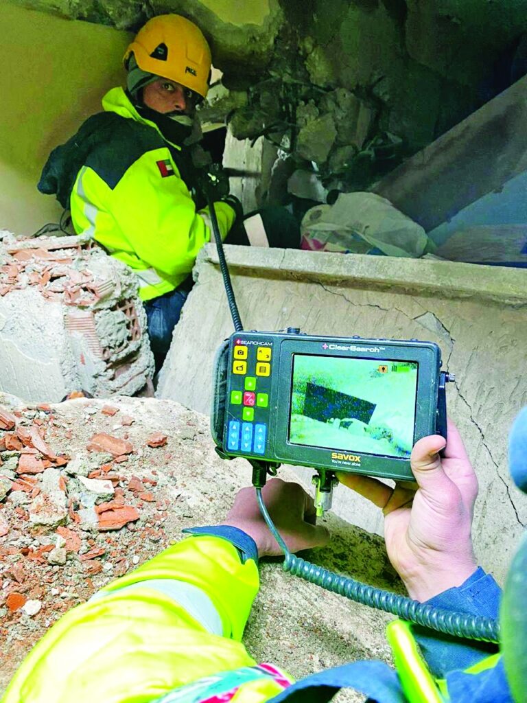 فريق البحث و الإنقاذ الإماراتي ينقذ طفلاً ورجلاً بعد صمودهما 120 ساعة بعد زلزال تركيا.