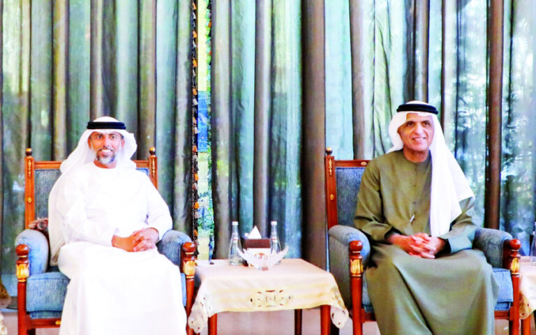 حاكم رأس الخيمة يطلع على خطط وبرامج وزارة الطاقة والبنية التحتية.