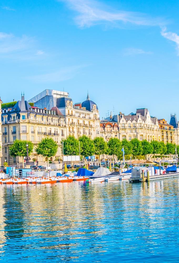 Cityscape of Geneva viewed behind Geneva lake/Lac Leman in Switz