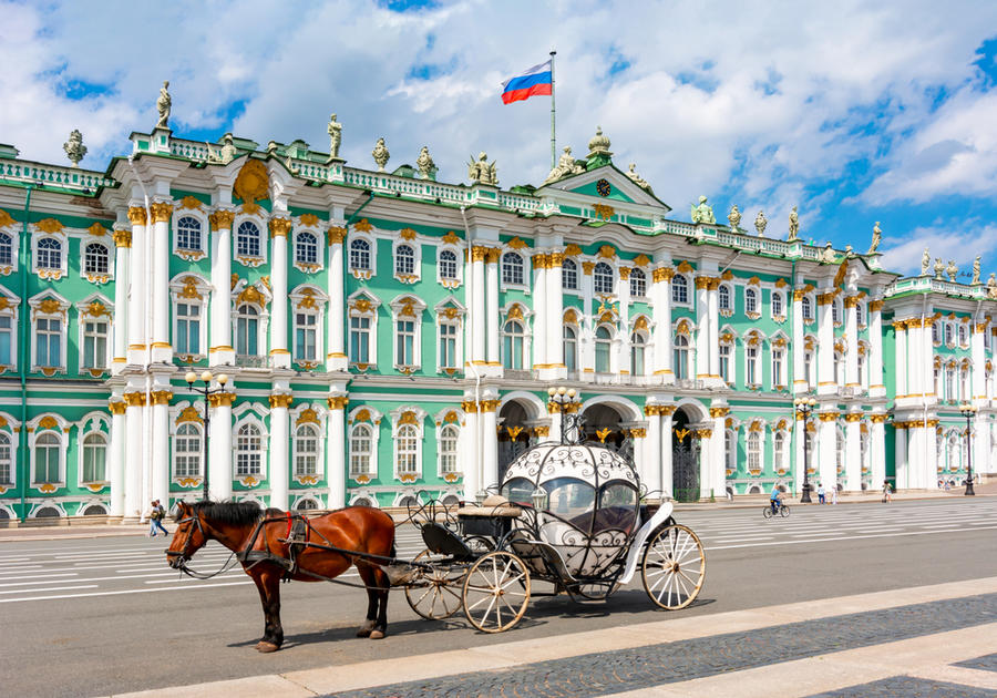 Horse,Carriage,On,Palace,Square,And,Hermitage,Museum,At,Background,