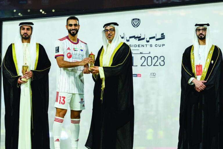 إعادة مصححة/ منصور بن زايد يشهد نهائي بطولة "كأس رئيس الدولة لكرة القدم" ويتوج الشارقة بطلا.