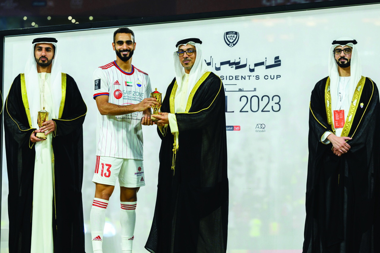 إعادة مصححة/ منصور بن زايد يشهد نهائي بطولة "كأس رئيس الدولة لكرة القدم" ويتوج الشارقة بطلا.