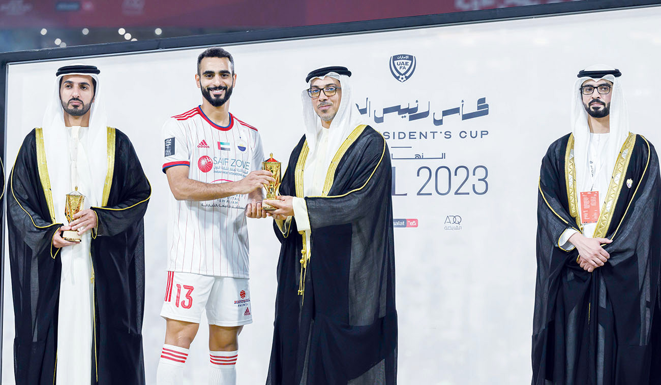 إعادة مصححة/ منصور بن زايد يشهد نهائي بطولة "كأس رئيس الدولة لكرة القدم" ويتوج الشارقة بطلا.