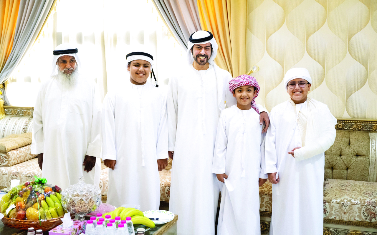 خليفة بن طحنون يزور أسرة الشهيد محمد الصريدي بالفجيرة