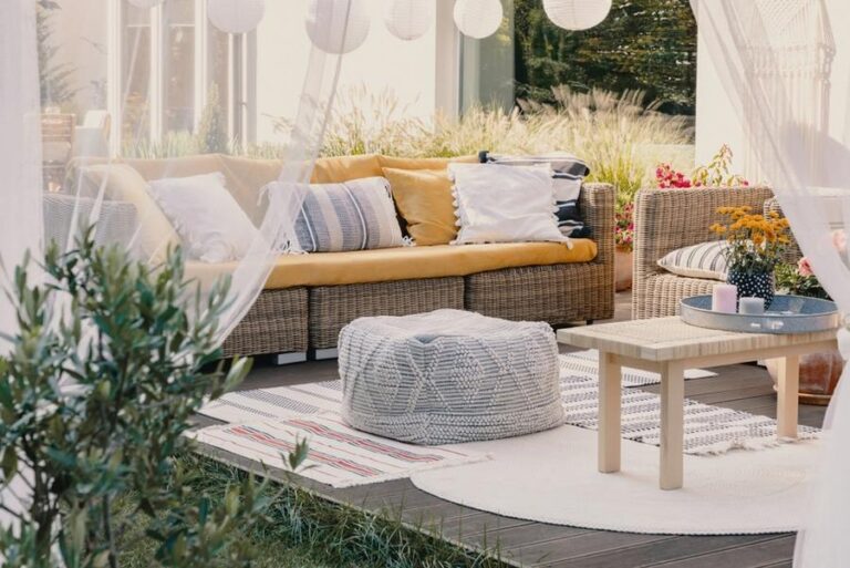 Terrace,Design,Idea,With,Rattan,Garden,Furniture,Set,And,Cozy