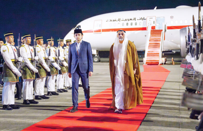 خالد بن محمد بن زايد يصل إلى ماليزيا في زيارة رسمية.