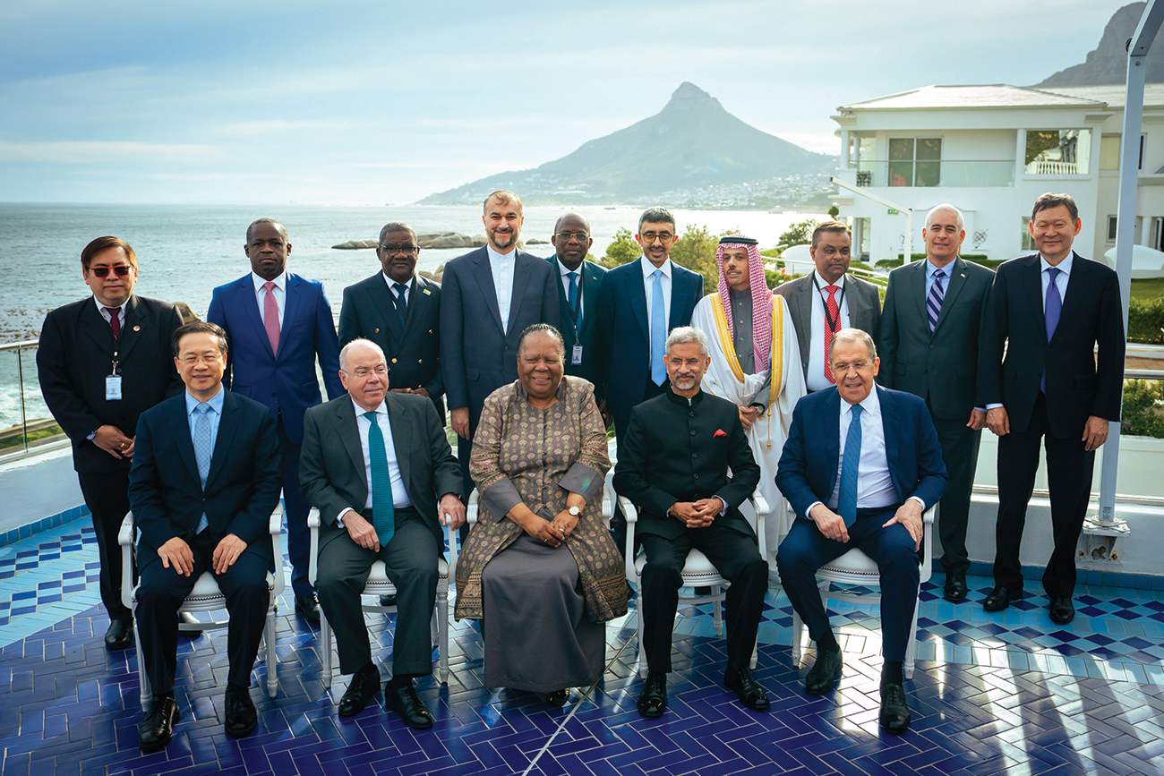 عبدالله بن زايد يشارك في اجتماع "أصدقاء بريكس" في جنوب أفريقيا.