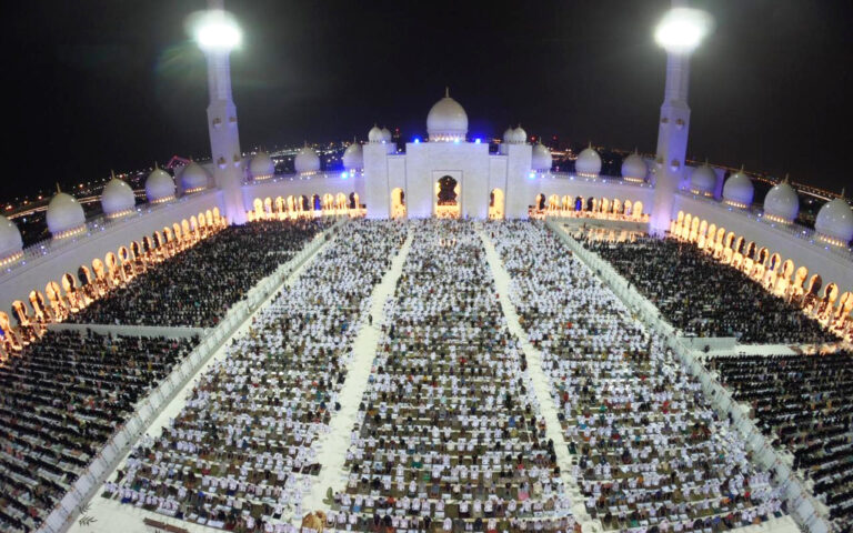 جامع الشيخ زايد الكبير  يستكمل استعداداته لاستقبال شهر رمضان المبارك.