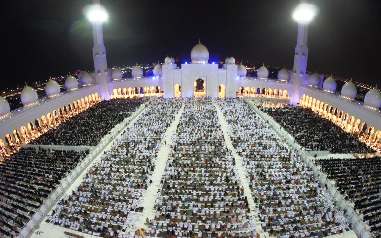 جامع الشيخ زايد الكبير  يستكمل استعداداته لاستقبال شهر رمضان المبارك.