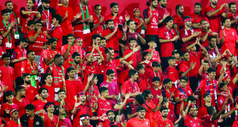 جمهور مباراة فريق نادي شباب الأهلي دبي و العين لـ كرة القدم دوري أدنوك لـ المحترفين -  دبي 2022 م