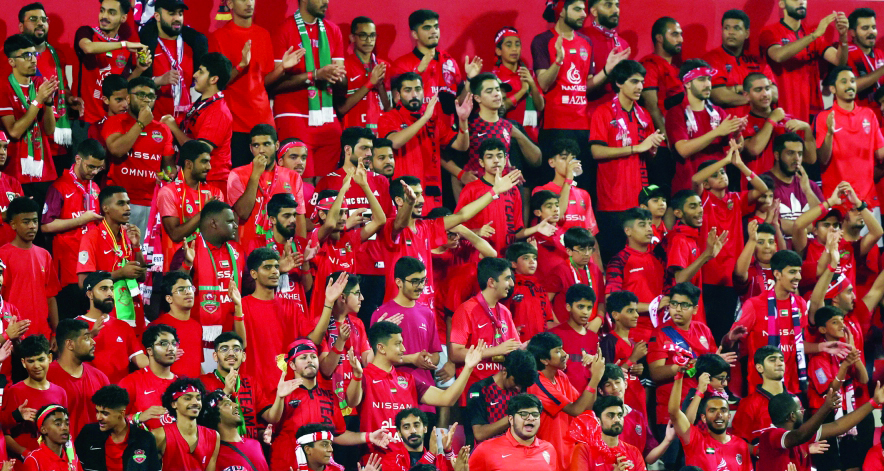 جمهور مباراة فريق نادي شباب الأهلي دبي و العين لـ كرة القدم دوري أدنوك لـ المحترفين - دبي 2022 م