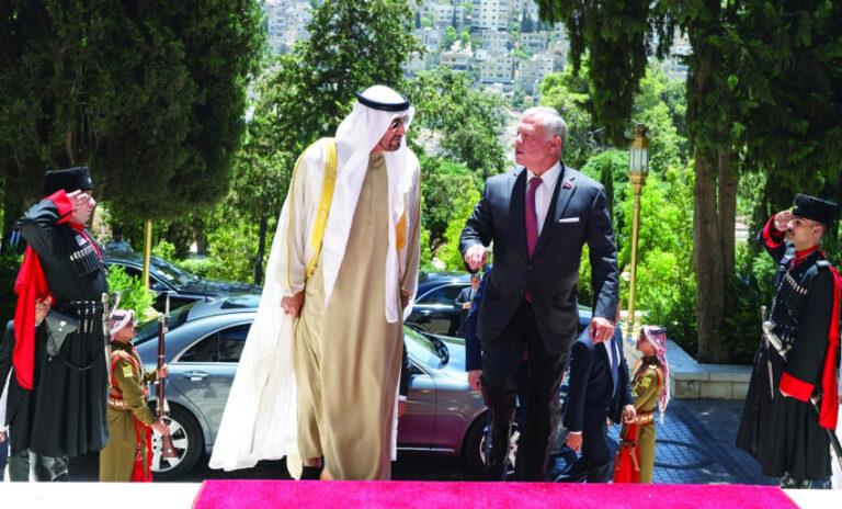رئيس الدولة وملك الأردن يبحثان في عمان علاقات البلدين والتطورات في المنطقة.