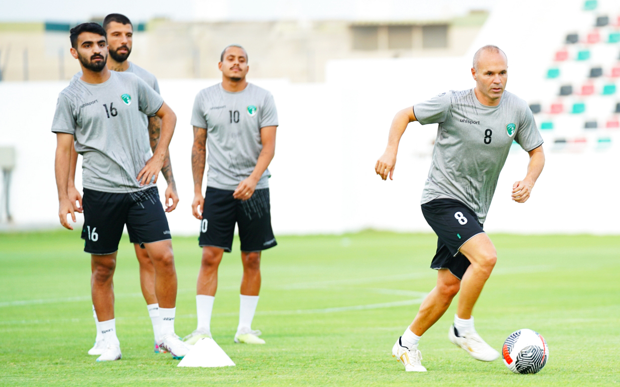 نجم الكرة العالمي أندريس إنييستا يؤكد جاهزيته لخوض أولى مبارياته مع نادي الإمارات.