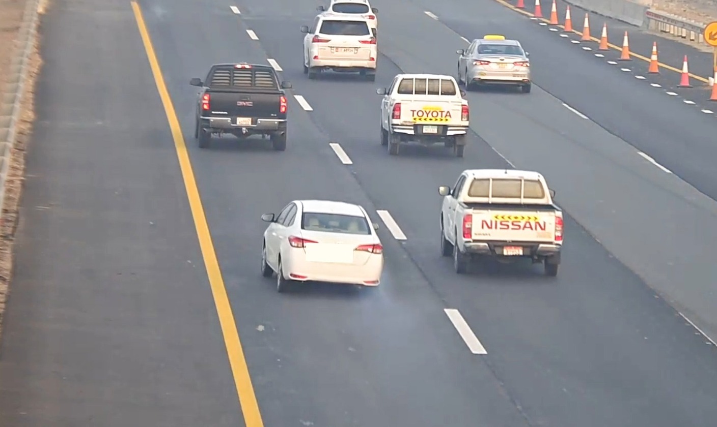 شرطة أبوظبي تدعو السائقين للتأكد من سلامة إطارات مركباتهم.