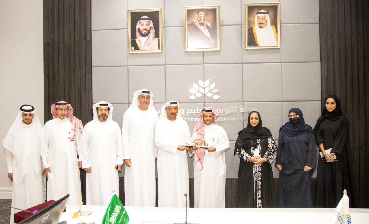 وفد " خليفة التربوية " يختتم زيارته إلى السعودية للتعريف بالجائزة .