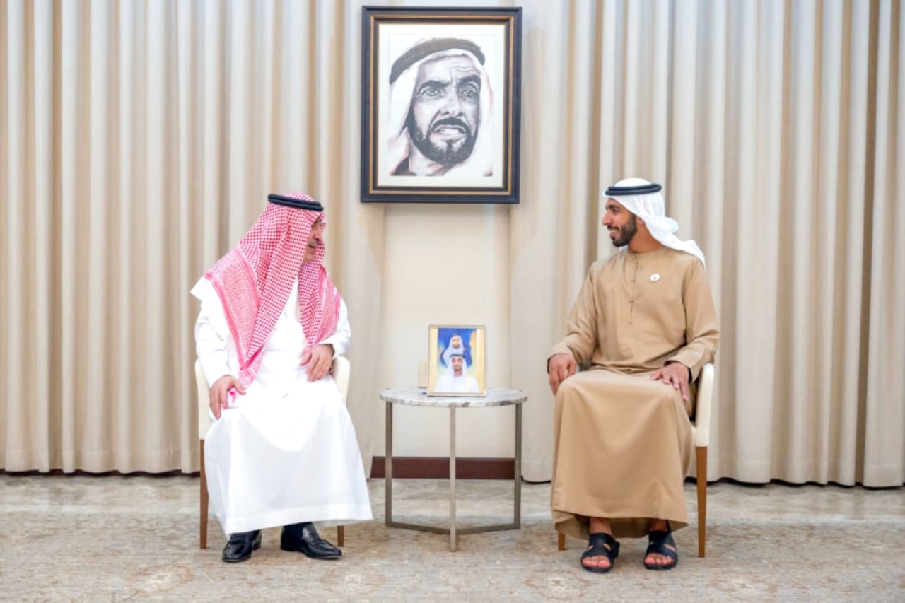 شخبوط بن نهيان يتسلم نسخة من أوراق اعتماد سفير السعودية