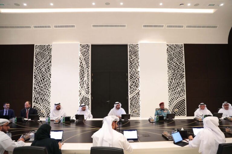 ولي عهد رأس الخيمة يطلع على الاستراتيجية الوطنية لمواجهة غسل الأموال وتمويل الإرهاب.