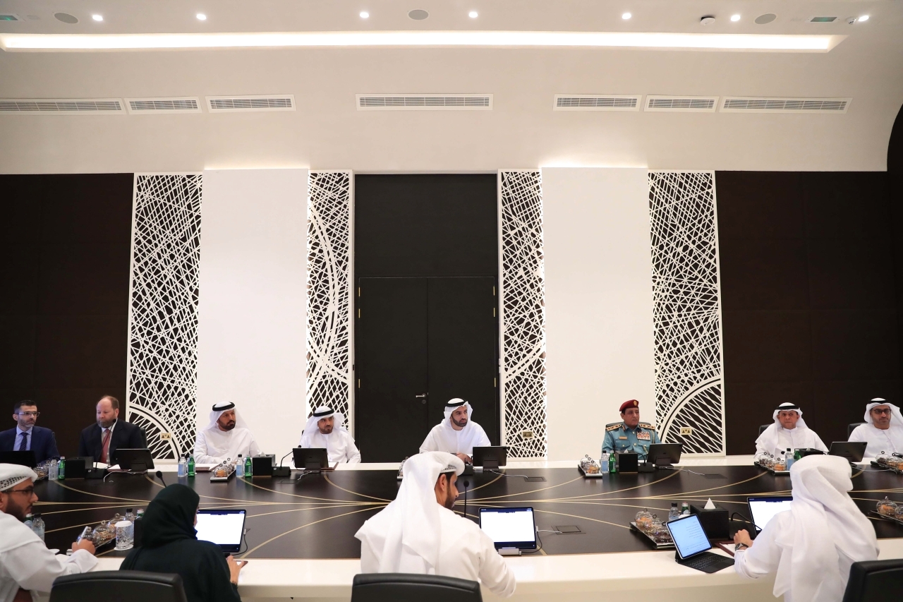 ولي عهد رأس الخيمة يطلع على الاستراتيجية الوطنية لمواجهة غسل الأموال وتمويل الإرهاب.