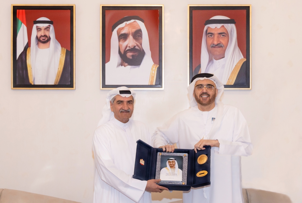 حاكم الفجيرة يستقبل جمال السويدي.