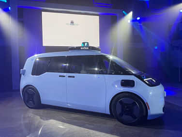 sabq_2023-10_ca2ee76c-e3cc-44b8-856a-bafdf0751818_waymo_zeekr_side_view