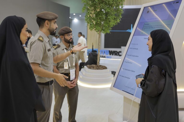 زوار المعرض يطلعون على المنصة