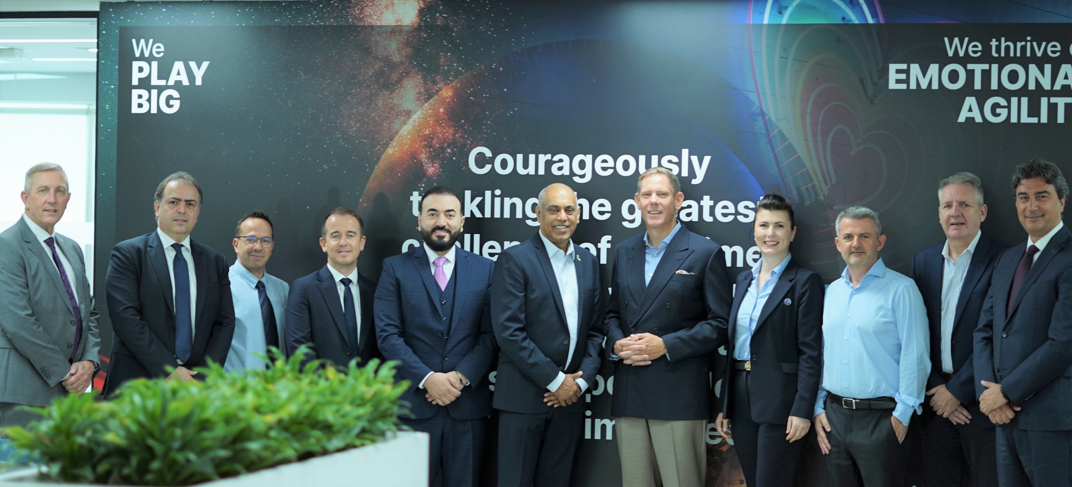 صورة جماعية - لفريق أڤيڤا و كنت