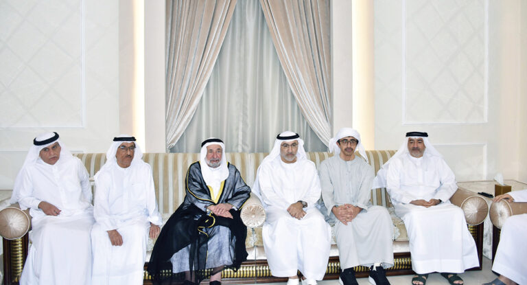 حاكم الشارقة يقدم واجب العزاء في وفاة محمد بن ناصر العويس