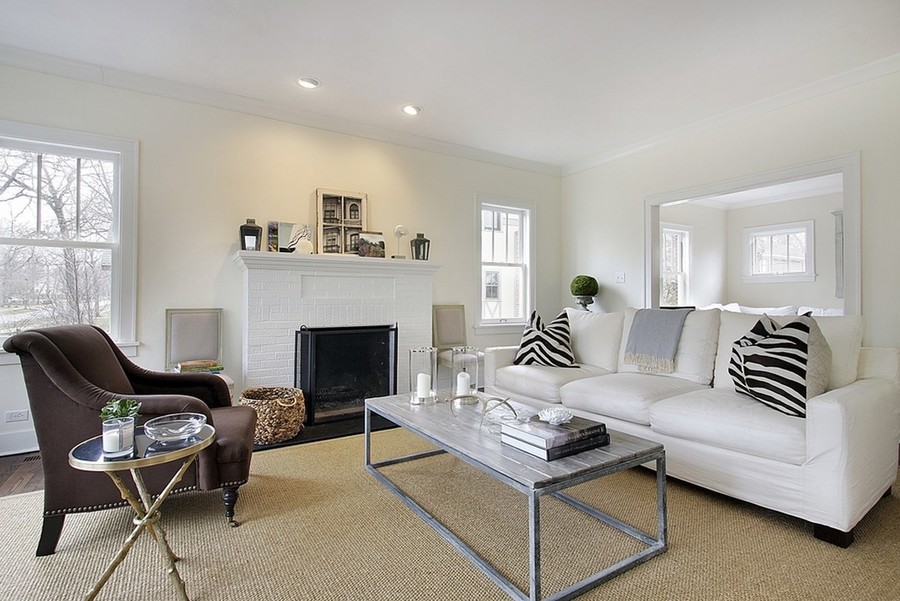 Modern,Living,Room,With,Chrome,Table