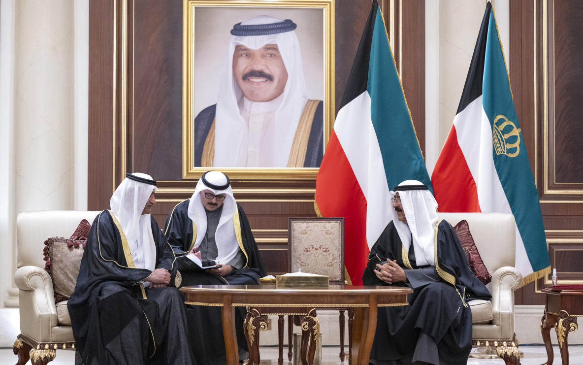 حاكم الفجيرة ينقل تعازي رئيس الدولة إلى أمير الكويت في وفاة الشيخ نواف الأحمد الجابر الصباح.